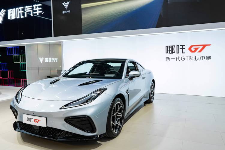 广州206哪吒汽车在智能汽车领域的表现，领途汽车在新能源汽车市场中的影响力